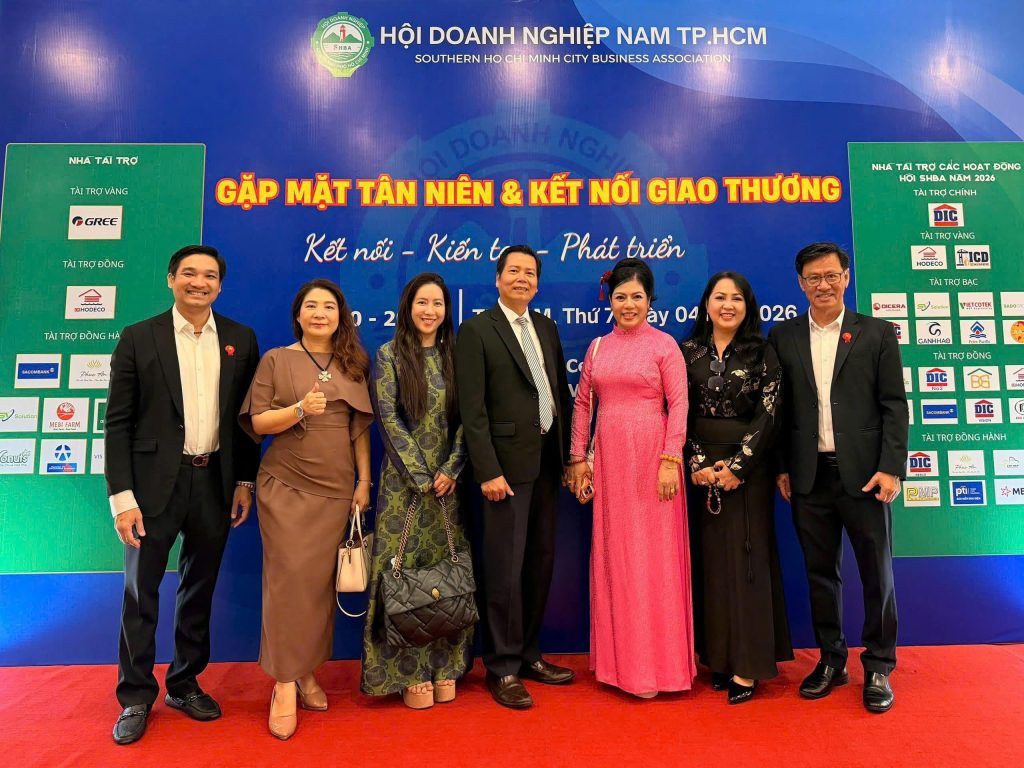 Đại diện thương hiệu Joinbond chụp ảnh lưu niệm cùng các đối tác và ban lãnh đạo tại sự kiện SHBA 2026