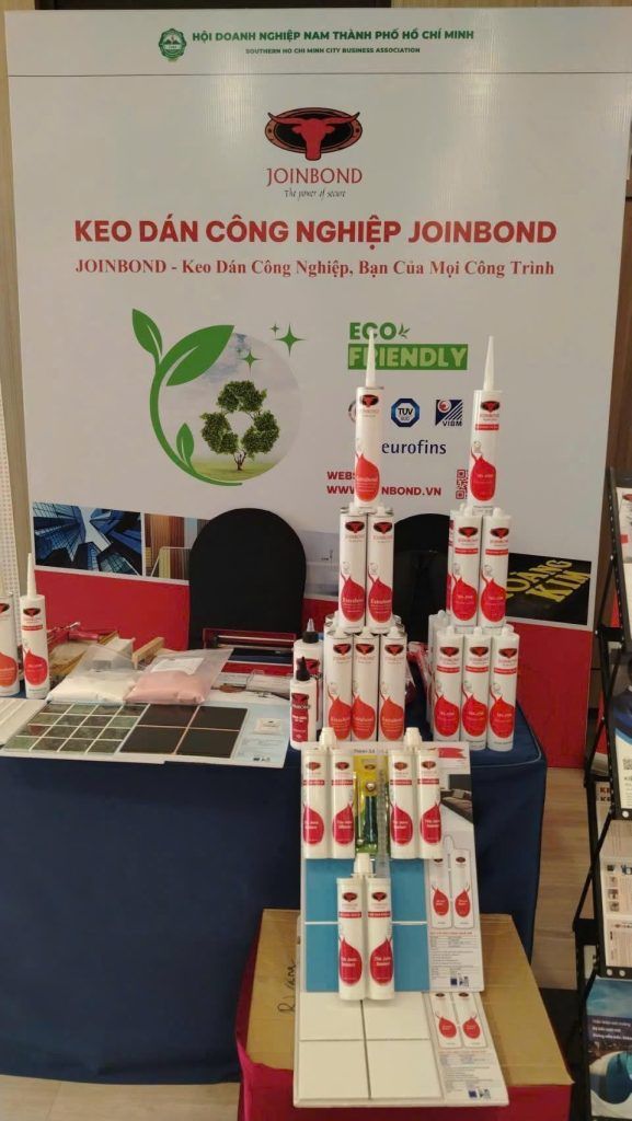 Cận cảnh tháp trưng bày keo Silicone, keo chà ron và các giải pháp kết dính chủ lực của Joinbond tại sự kiện
